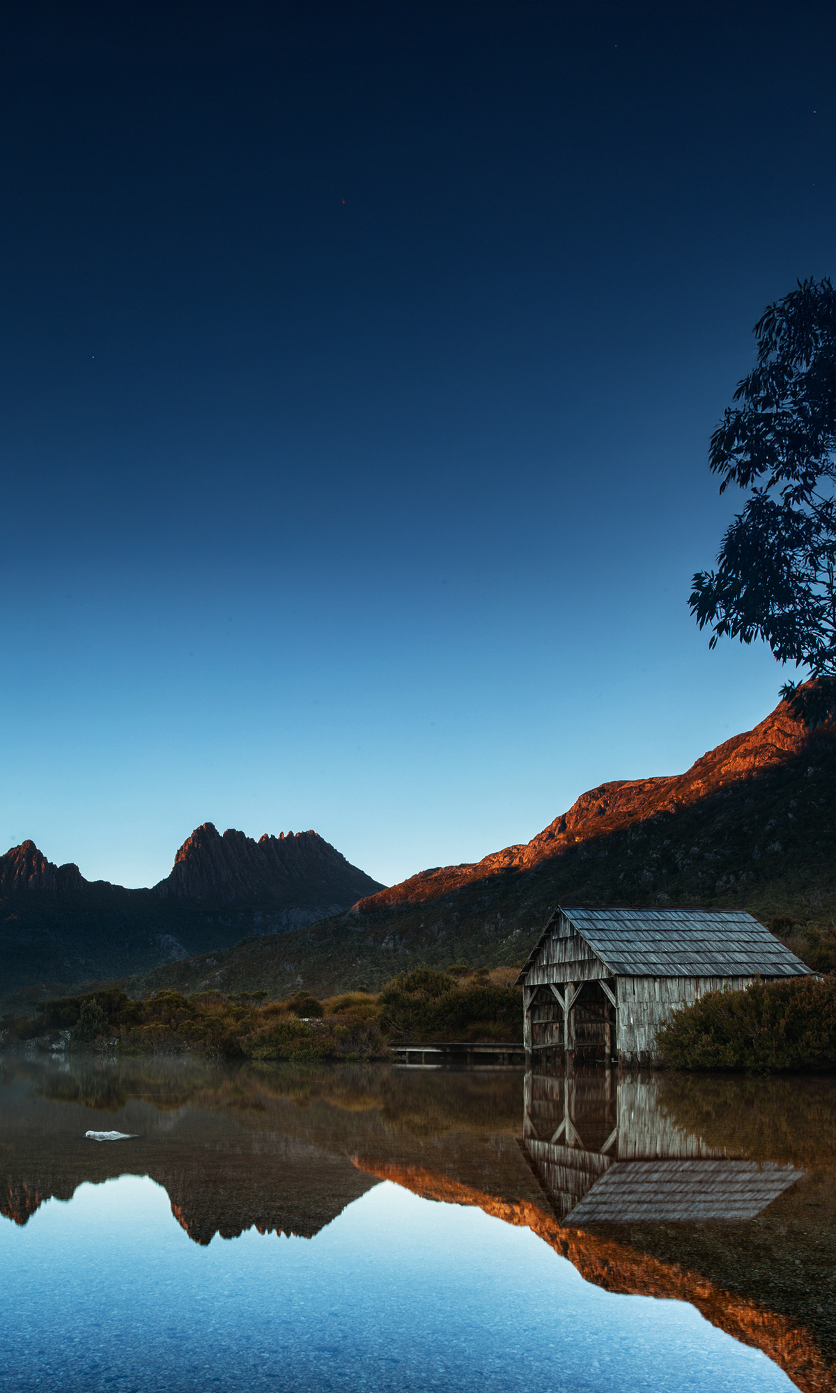 Image of cradle mountain in Tasmania.